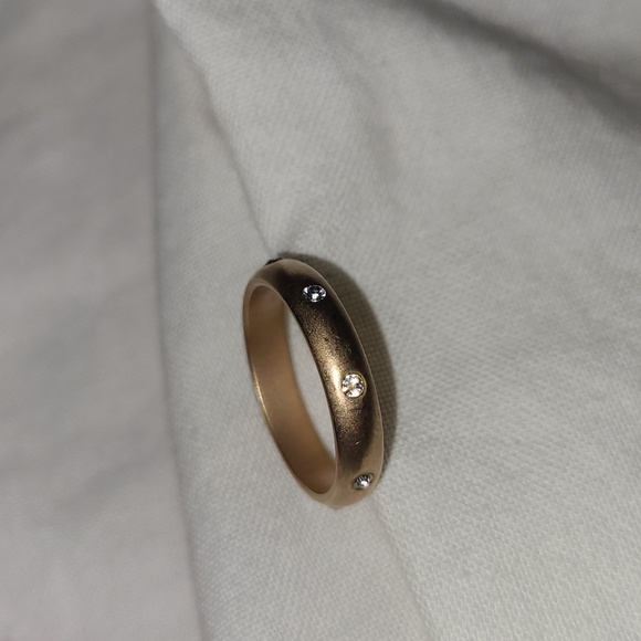 Small Gold toned and small diamond accented ring - Picture 4 of 9